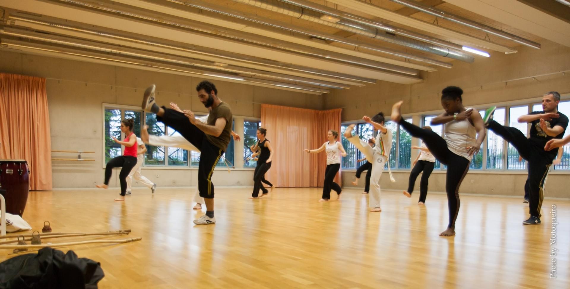 Cours adultes : coups de pied hauts, caractéristique de la capoeira