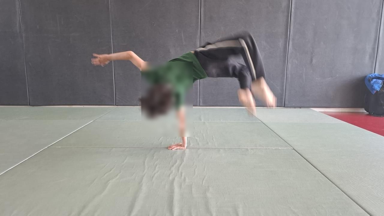 Cours enfants : acrobatie (au) sur tatami — visage flouté