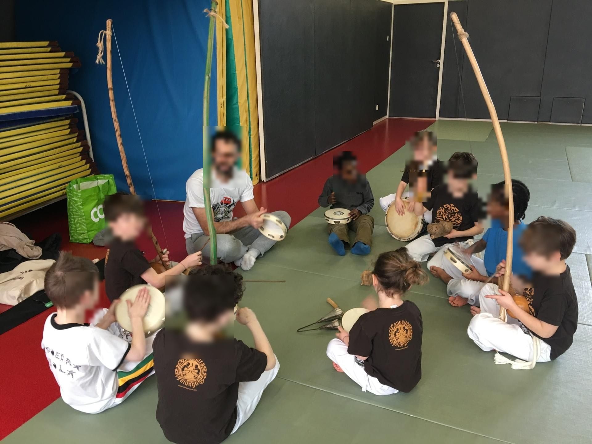 Cours enfants, atelier musique (visages floutés)