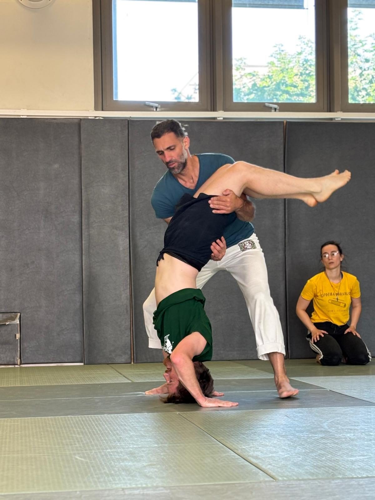 Groupe d'adultes en cours de capoeira
