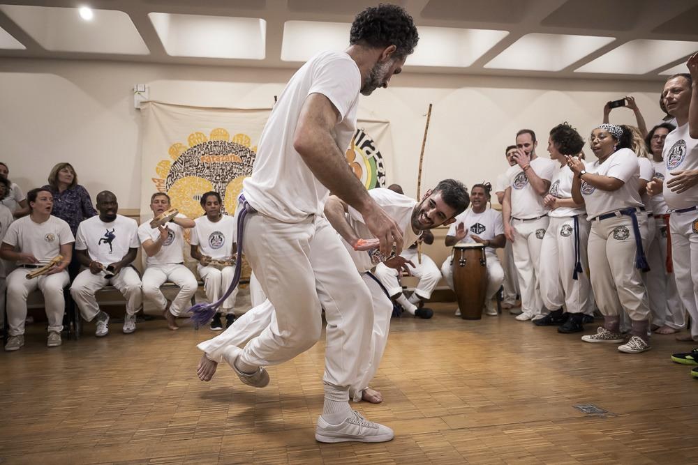 Groupe de capoeiristes adultes