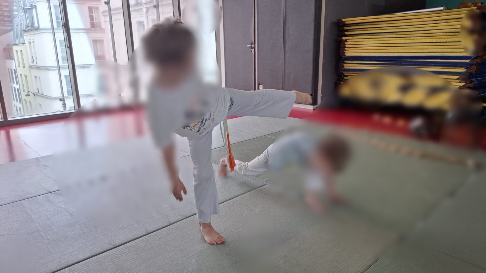 Cours enfants de capoeira (visages floutés)