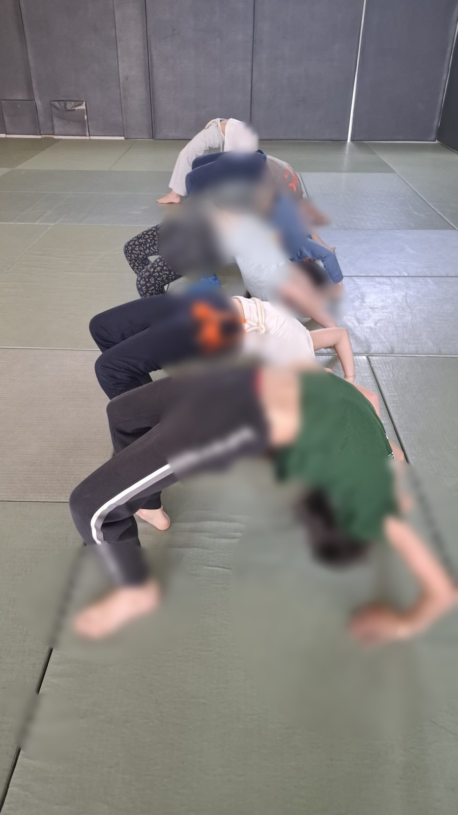 Cours enfants de capoeira (visages floutés)