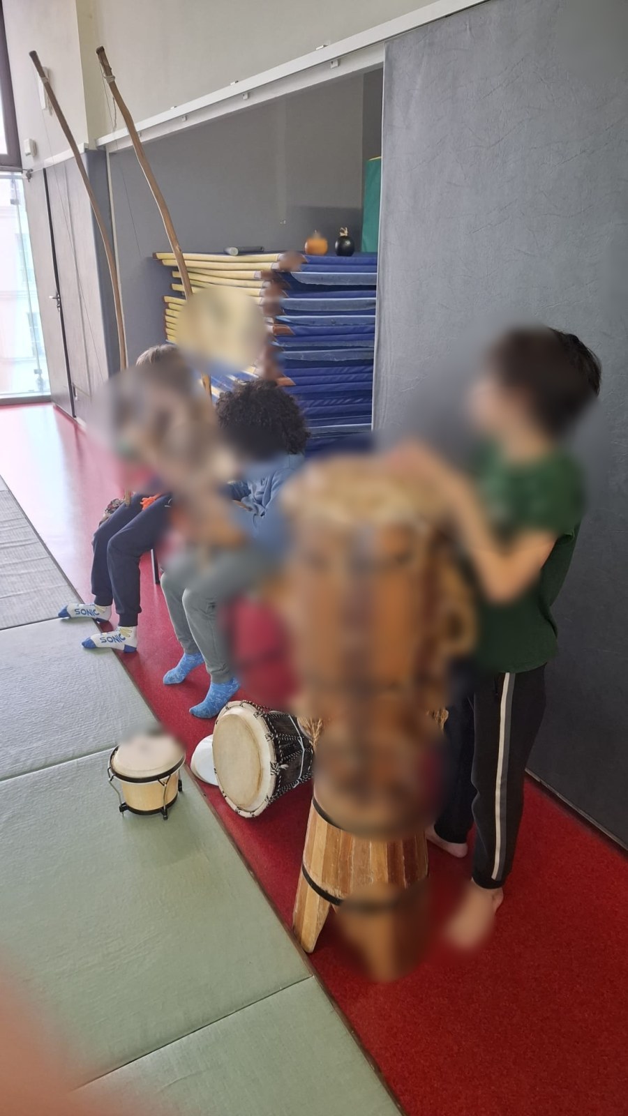 Cours enfants de capoeira (visages floutés)