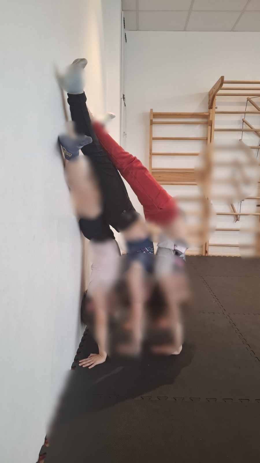 Cours enfants de capoeira (visages floutés)