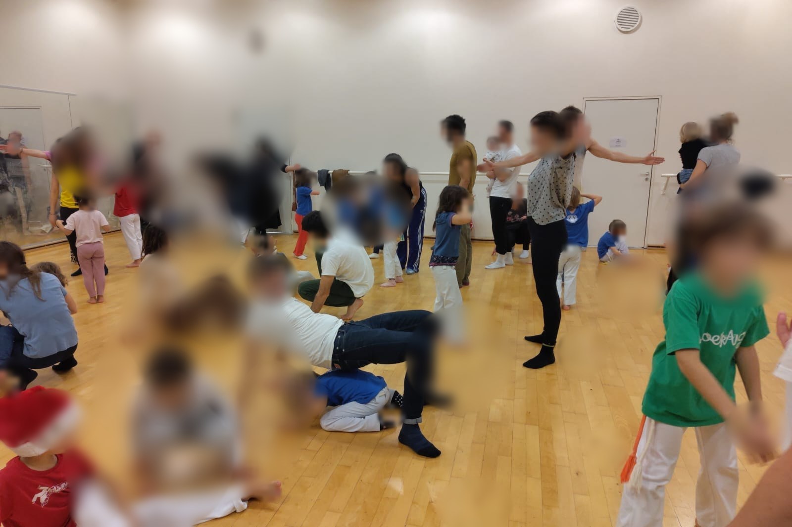 Cours enfants de capoeira (visages floutés)