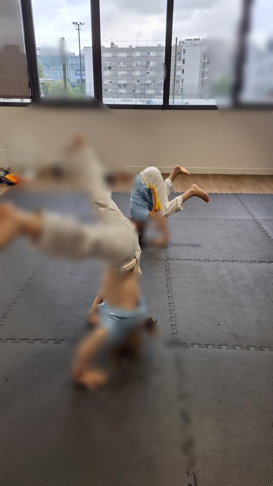 Cours enfants de capoeira (visages floutés)