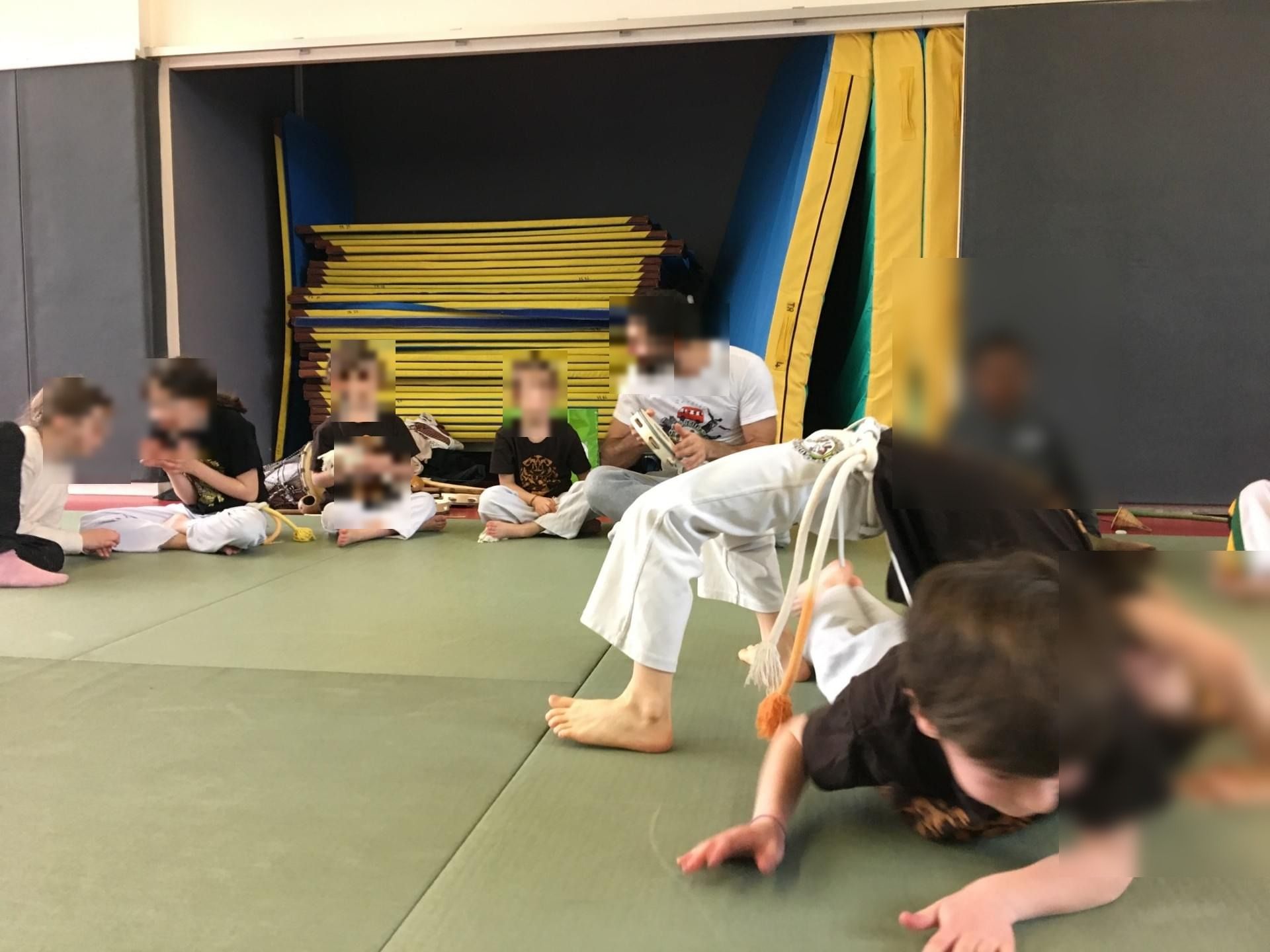 Roda enfants avec les instruments (visages floutés)