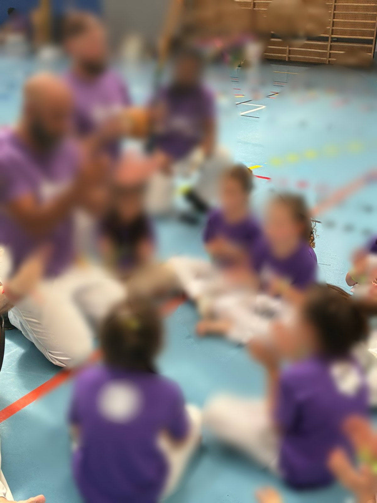 Cours enfants de capoeira (visages floutés)