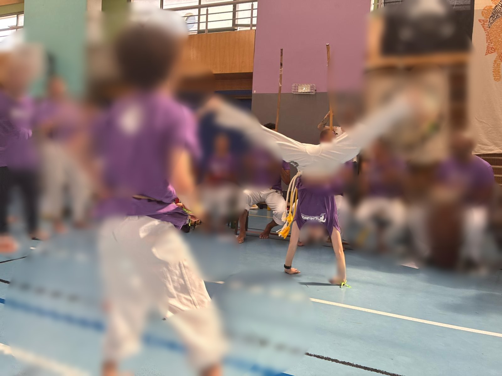 Cours enfants de capoeira (visages floutés)