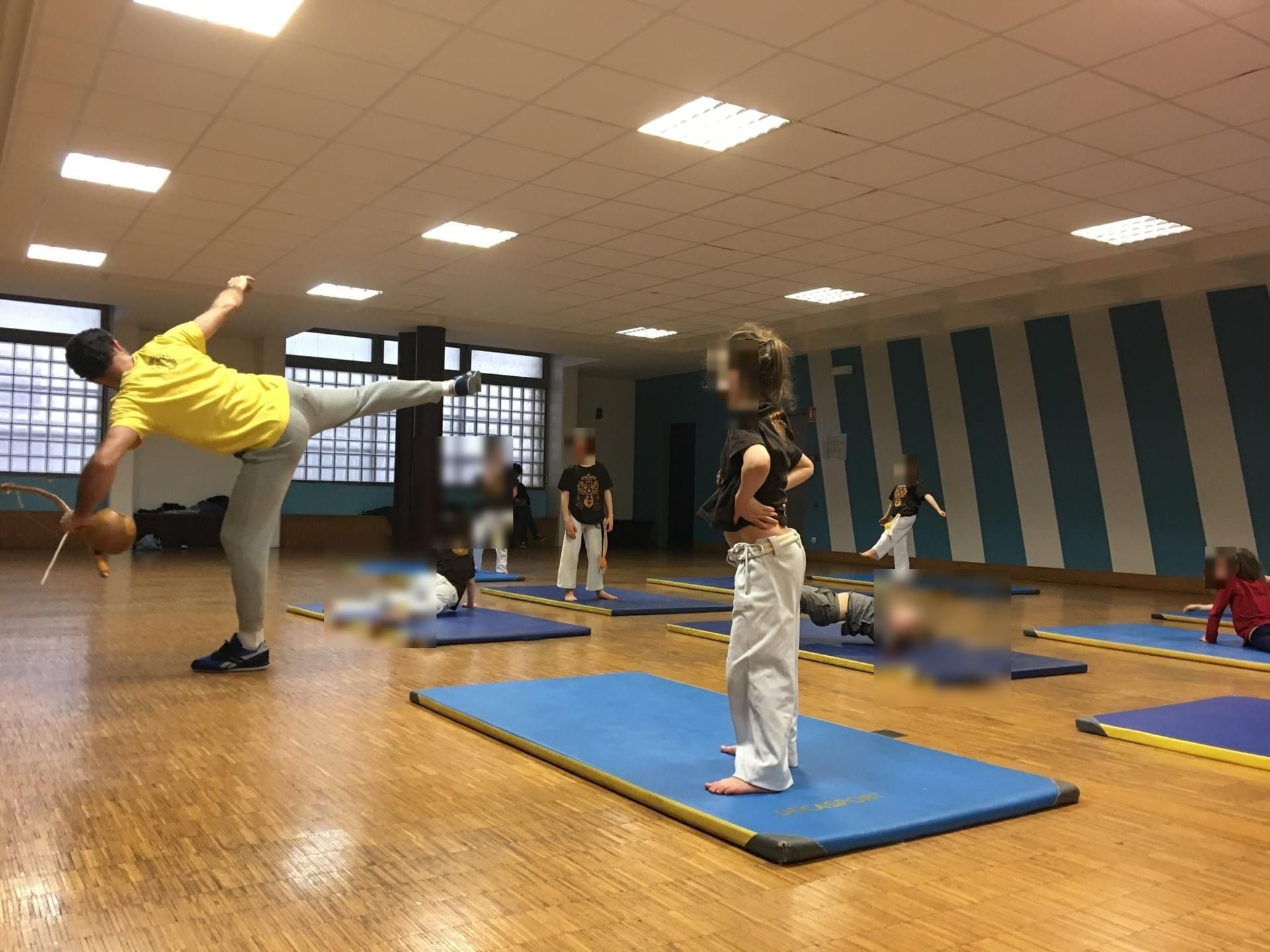 Cours enfants, ateliers acrobatiques (visages floutés)