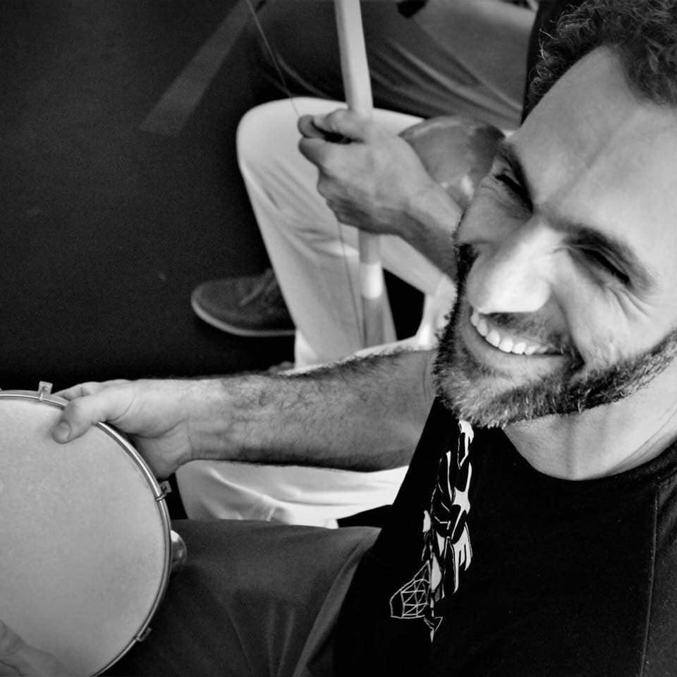 Ratazana, professeur de Capoeira Malungos Paris, au pandeiro